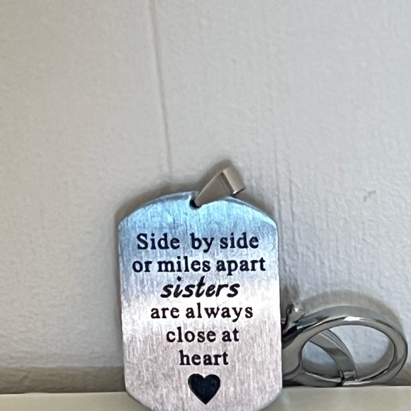 Sisters Keychain - Picture 5 of 5